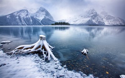 in inverno, il lago di kananaskis, neve, montagne, alberta, canada