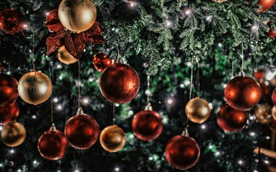 लाल क्रिसमस गेंदों, 4k, नववर्ष की शुभकामनाएं, क्रिसमस की शाम, सुनहरी क्रिसमस गेंदें, क्रिसमस गेंदों के साथ पृष्ठभूमि, क्रिसमस की बधाई