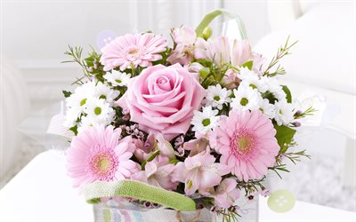 kimppu vaaleanpunaista gerberaa ja ruusuja, 4k, vaaleanpunaiset kukat, tausta ruusuilla, kaunis kukkakimppu, vaaleanpunaiset ruusut, vaaleanpunainen gerbera, kauniit kukat, ruusut, gerbera