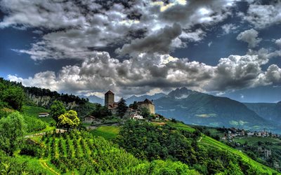 en italie, hdr, tirol village, trentin-haut-adige, le village de tyrol, du château, des nuages, de l'italie, de collines, la région du tyrol du château