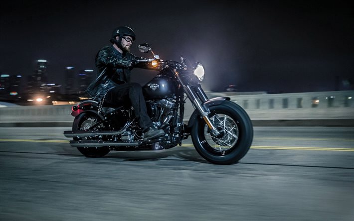 motard, en 2015, la nuit, la Harley-Davidson road Harley-Davidson