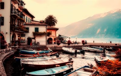 El lago de Garda, las montañas, el muelle, los barcos, otoño, Italia, Europa
