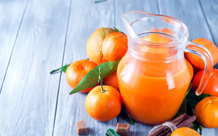 kanna med mandarinjuice, citrusfrukter, mandariner, apelsinjuice, mandarinjuice, glaskanna, kanelstänger