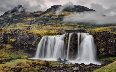 islandia, una cascada de montaña, kirkjufell, el puente de