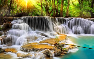 tailandia, la luz brillante del sol, bosque, árboles, cascada
