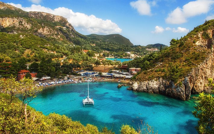 Paleokastritsa, el verano, el mar, las montañas, las rocas de la bahía, Corfú, Grecia