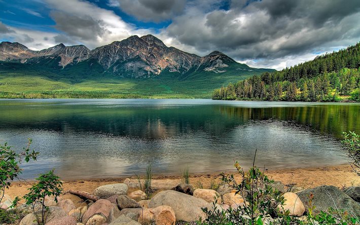 lago di montagna, lago, montagna, paesaggio di montagna, foresta, verde foresta fitta, nubi sovrastanti