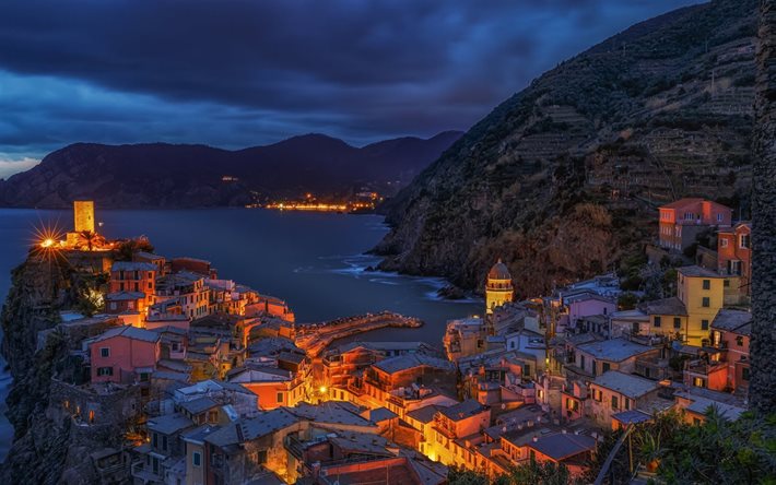 Vernazza, antigua arquitectura, paisajes nocturnos, pueblo acantilado, Liguria, Italia