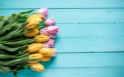 bouquet di tulipani, tulipani gialli, tulipani rosa, fondo in legno blu, tulipani, mazzi di fiori, fiori primaverili, tulipani su fondo in legno, motivo con tulipani