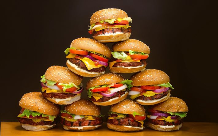 uma montanha de hambúrgueres, cheeseburgers, junk food
