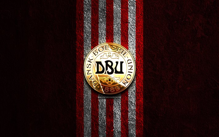 サッカー デンマーク代表チームのゴールデン ロゴ, 4k, 赤い石の背景, uefa, 代表チーム, サッカー デンマーク代表チームのロゴ, サッカー, デンマークのサッカー チーム, フットボール, サッカー デンマーク代表