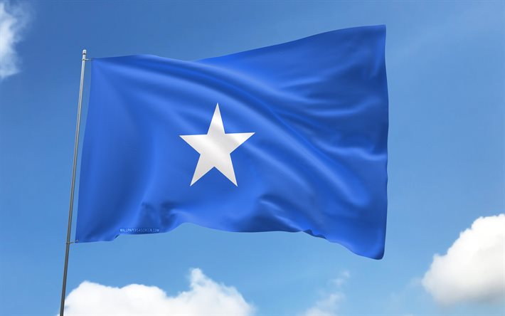 somalia flagge am fahnenmast, 4k, afrikanische länder, blauer himmel, flagge von somalia, gewellte satinfahnen, somalische flagge, somalische nationalsymbole, fahnenmast mit fahnen, tag von somalia, afrika, somalia flagge, somalia