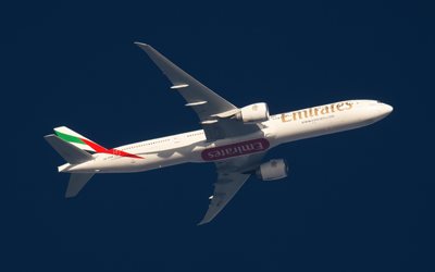 boeing 777-300, matkustajakone, alhaalta katsottuna, näkymä taivaalle, emirates airlines, boeing 777, matkustajakuljetus, arabiemiirikunnat, lentokone taivaalla