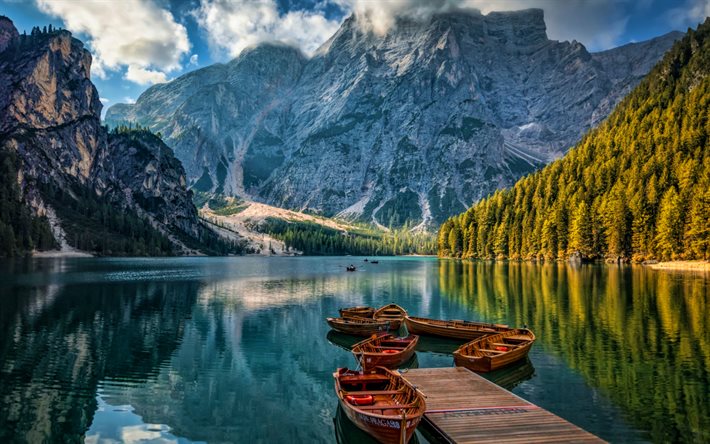 braies-järvi, laituri, veneitä, sininen järvi, vuoret, dolomiitit, etelä-tirol, italia, alpit, kesä, kaunis luonto, italialaiset maamerkit
