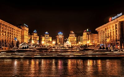 kiev, la plaza de la independencia, ucrania, noche