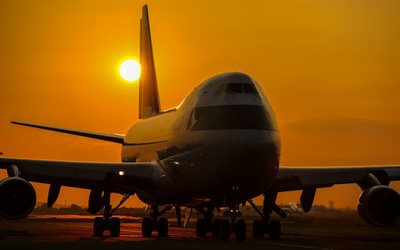 des passagers des avions, boeing 747а, boeing 747a, coucher de soleil, à l'aéroport