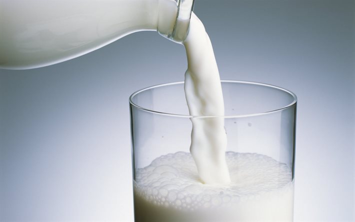 un bicchiere di latte, versate il latte, latte fresco, latte, gelatina
