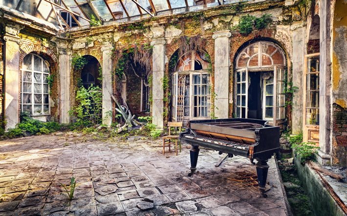 a sala destruída, piano velho, prédio abandonado