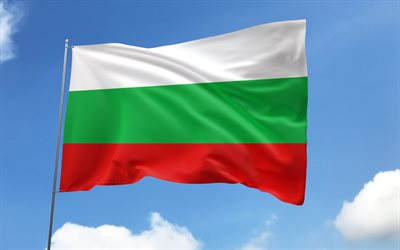 bulgariska flaggan på flaggstången, 4k, europeiska länder, blå himmel, bulgariens flagga, vågiga satinflaggor, bulgariska flaggan, bulgariska nationella symboler, flaggstång med flaggor, bulgariens dag, europa, bulgarien