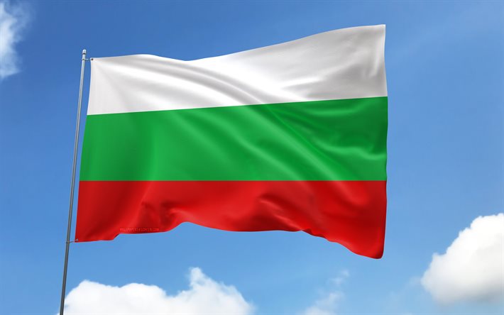 旗竿にブルガリアの旗, 4k, ヨーロッパ諸国, 青空, ブルガリアの国旗, 波状のサテンの旗, ブルガリアの旗, ブルガリアの国のシンボル, フラグ付きの旗竿, ブルガリアの日, ヨーロッパ, ブルガリア
