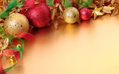 bolas de navidad de oro rojo, fondo amarillo navidad, feliz año nuevo, feliz navidad, decoración navideña, marco de navidad, fondo para tarjeta de felicitación de navidad