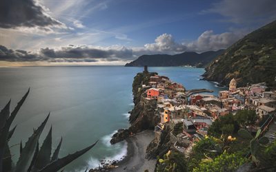 Denizi, kıyıları, Dağları, bulutlu, bulutlar, Vernazza, Cinque Terre, Liguria, Italy