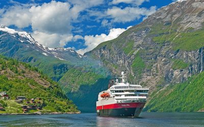 MME Richard Avec des navires de croisière la Norvège, les montagnes, le fjord