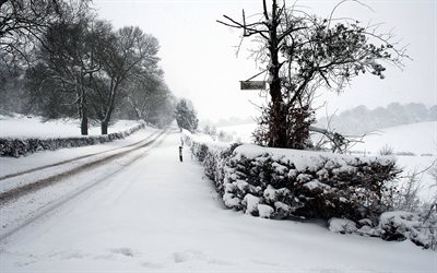 de invierno cubierto de nieve de la carretera, reino unido