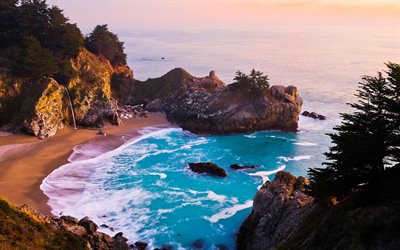 l'océan, une belle crique, mcway falls, états-unis, californie
