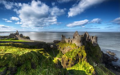 l'irlande, la côte nord de l'irlande, dans le comté d'antrim, arriver au château de dunluce