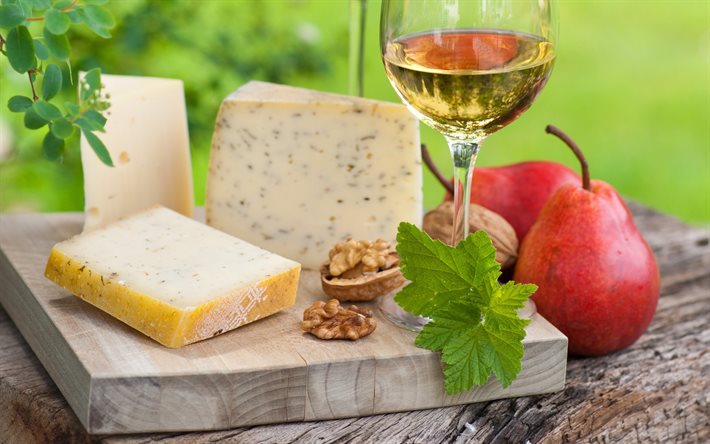 noix, un verre de vin, du fromage français, photo
