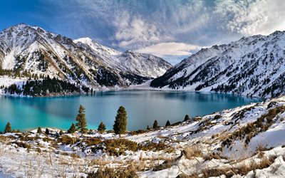 en invierno, el lago, las montañas, las rocas, el hermoso lago, lago de origen glaciar