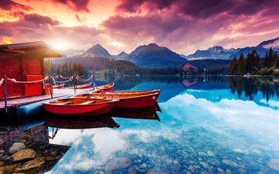le barche, il lago, le montagne, tramonto