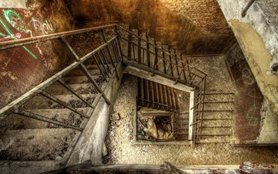 la escalera de caracol, casa abandonada, irregulares paredes de la casa, escalera de caracol, edificio abandonado, en la vieja casa