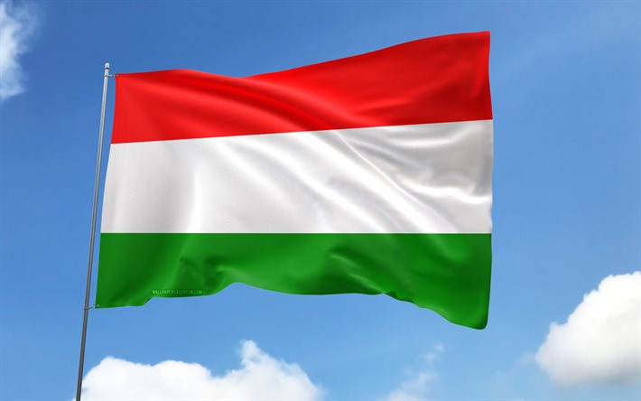 फ्लैगपोल पर हंगरी का झंडा, 4k, यूरोपीय देश, नीला आकाश, हंगरी का झंडा, लहरदार साटन झंडे, हंगरी के राष्ट्रीय प्रतीक, झंडे के साथ झंडा, हंगरी का दिन, यूरोप, हंगरी