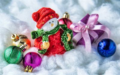 muñeco de nieve en la nieve, bolas navideñas de colores, feliz año nuevo, muñeco de nieve, invierno, tarjeta de navidad, regalos de navidad, feliz navidad
