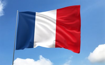 bandiera della francia sull'asta della bandiera, 4k, paesi europei, cielo blu, bandiera della francia, bandiere di raso ondulato, bandiera francese, simboli nazionali francesi, pennone con bandiere, giorno della francia, europa, francia
