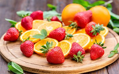 erdbeeren mit orangen, erdbeeren in einem teller, obstsalat, orangen, erdbeeren, runder holzteller, obst, zitrusfrüchte, beeren