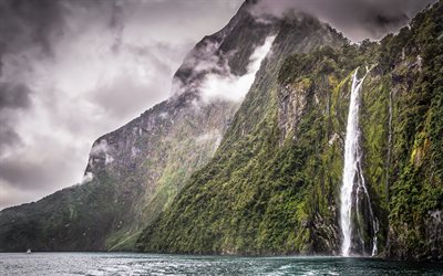 vackert vattenfall, park fiordland, milford sound, new zealand