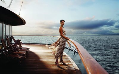 yacht, d'une terrasse, de chaises longues, de la mer, de l'eau, de fille, d'une femme