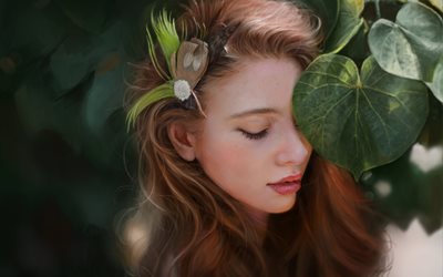 flicka, brunt hår, natur, löv, hårspänne, fjädrar, bild