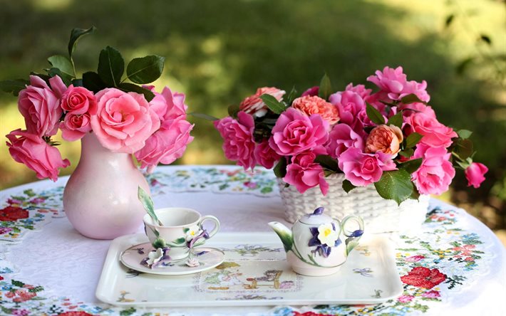 rosa, las flores, los ramos, hervidor de agua, ollas, floreros, copa, todavía la vida, la tabla, el partido del té