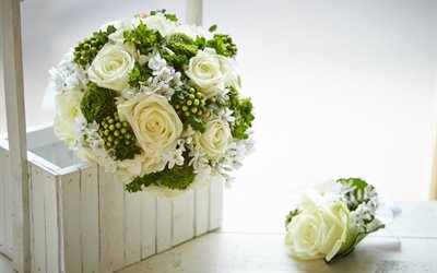 des roses blanches, bouquet de mariée, boutonnière