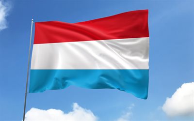 luxemburg flagga på flaggstången, 4k, europeiska länder, blå himmel, luxemburgs flagga, vågiga satinflaggor, luxemburgs nationella symboler, flaggstång med flaggor, luxemburgs dag, europa, luxemburg