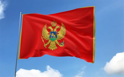 montenegro flagge am fahnenmast, 4k, europäische länder, blauer himmel, flagge von montenegro, gewellte satinfahnen, montenegrinische flagge, montenegrinische nationale symbole, fahnenmast mit fahnen, tag von montenegro, europa, montenegro flagge, montenegro