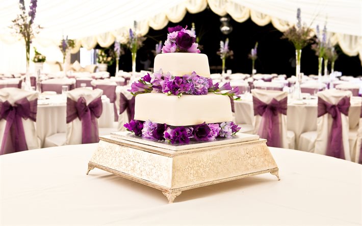 bröllopstårta, bröllopskoncept, blommor på tårtan, bröllop, tårta på bordet
