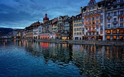 Lucerna, fiume Reuss, terrapieno, della città di sera, Svizzera