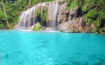 en thaïlande, une cascade, un lac bleu, forêt