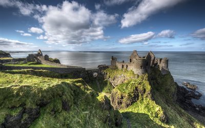des collines, des vagues, du château, de l'océan, d'irlande, d'arriver au château de dunluce