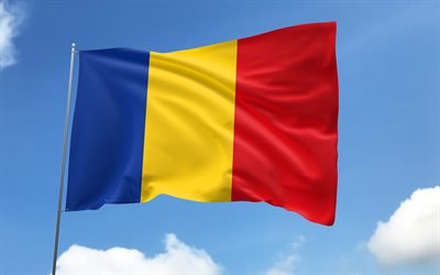 rumänien flagga på flaggstången, 4k, europeiska länder, blå himmel, rumäniens flagga, vågiga satinflaggor, rumänska flaggan, rumänska nationella symboler, flaggstång med flaggor, rumäniens dag, europa, rumänien flagga, rumänien